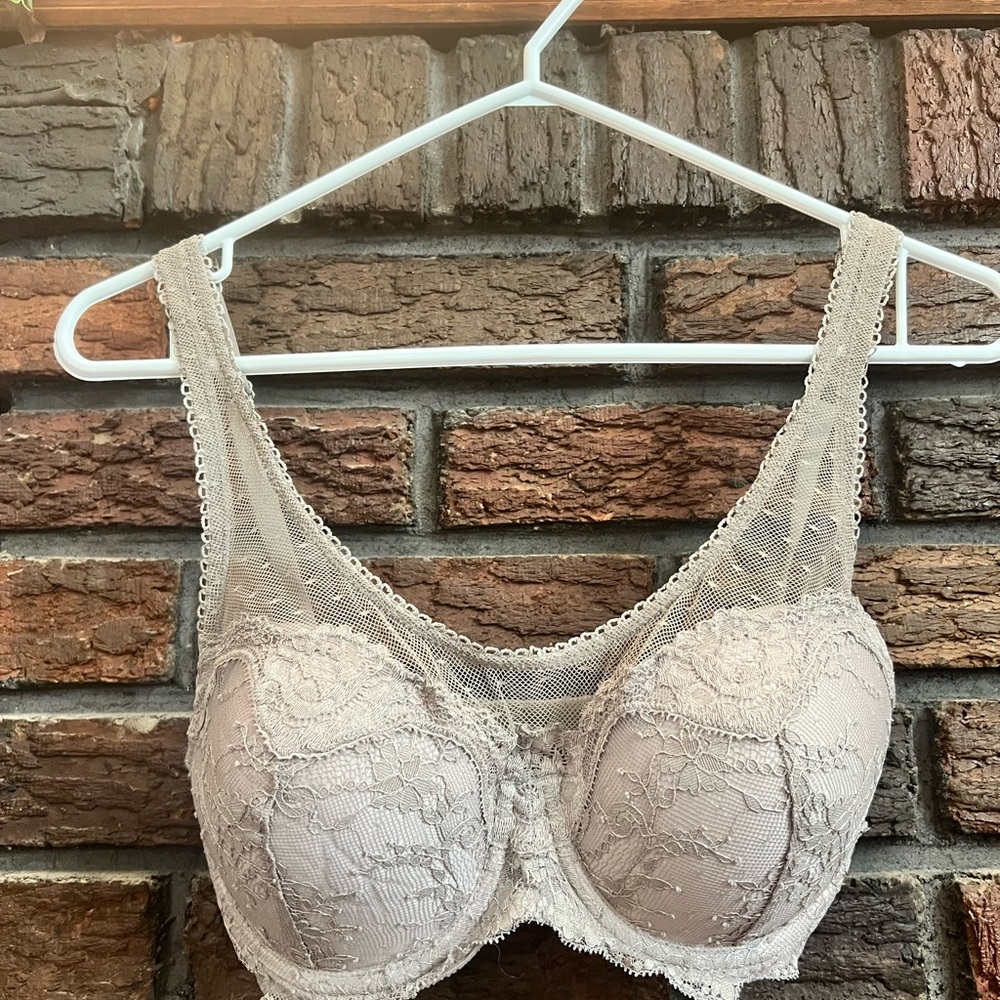 Elegant Victoria’s Secret Lace Bra in Gray Size 32DD
